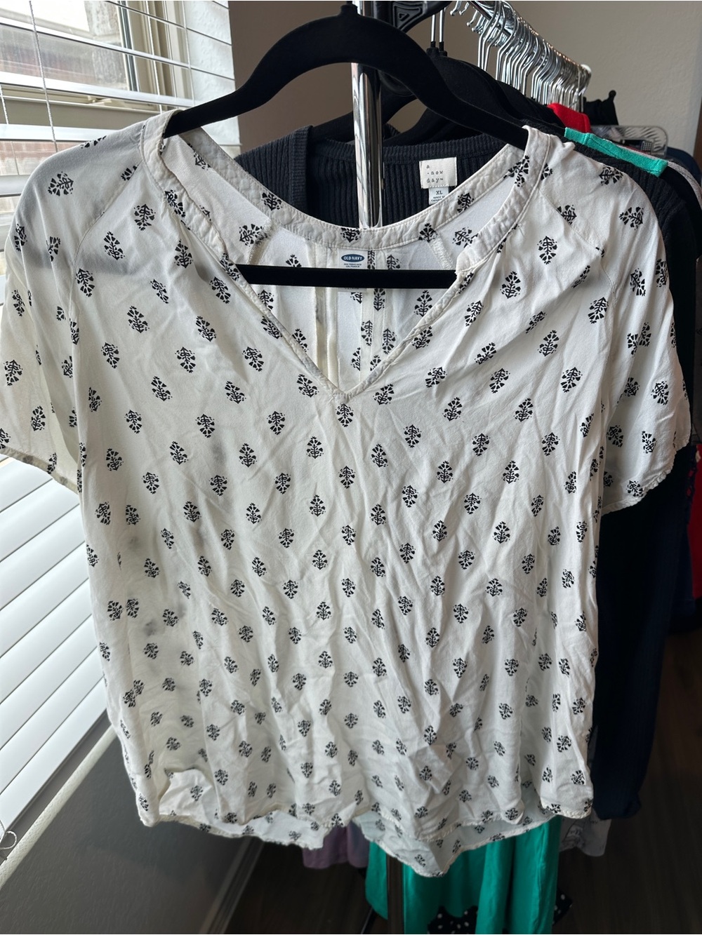 Old Navy Cream Short-Sleeve V-Neck‎ Print Blouse - Picture 2 of 7